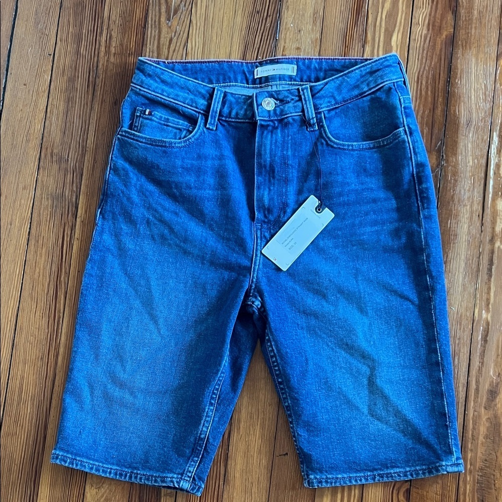 NWT Tommy Hilfiger Classic Straight Denim Jean Shorts - Medium Wash - Size 28